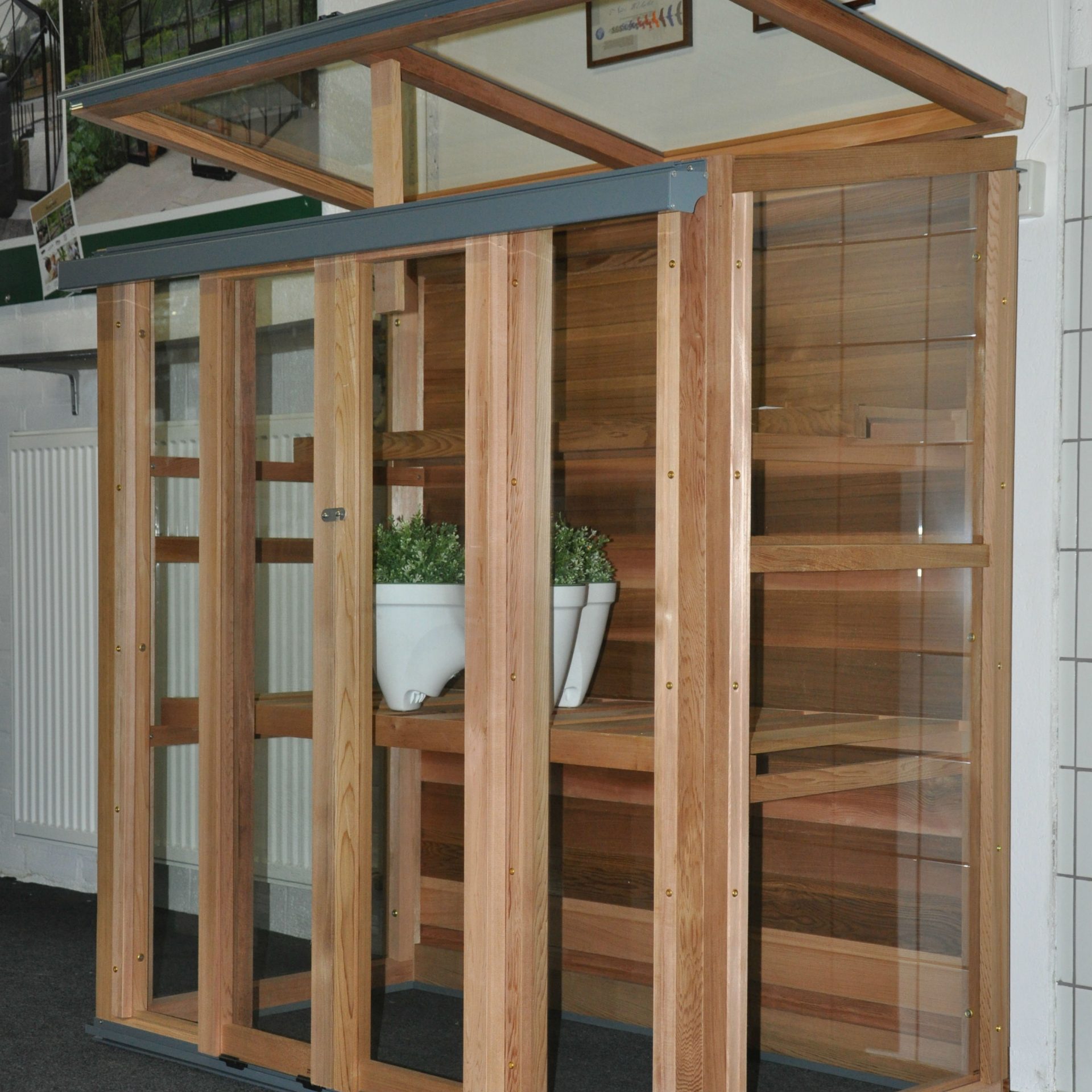 Muurkas New Cedar Garden met veiligheidsglas